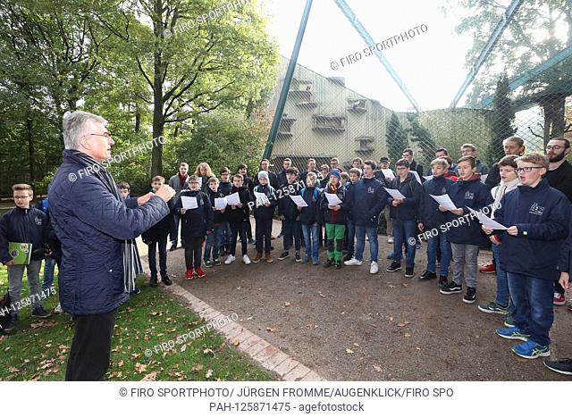 firo: 23.10.2019, ZOO: Munster Regensburger Domspatzen Chor u-bernehmen Sponsorship for Ga-nsegeier and give it the name Ignatz Here the choir in front of the...