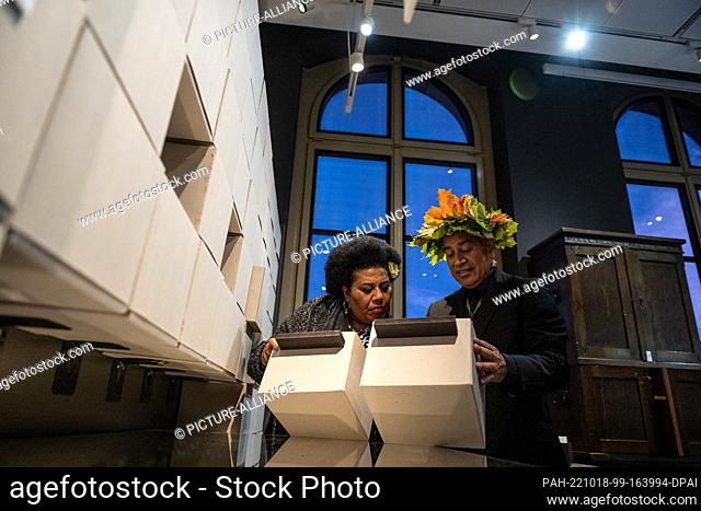 PRODUCTION - 12 October 2022, Lower Saxony, Göttingen: Tarisi Vunidilo (l) from the University of Hawaii at Hilo and Te Herekie Herewini from the Museum of New...
