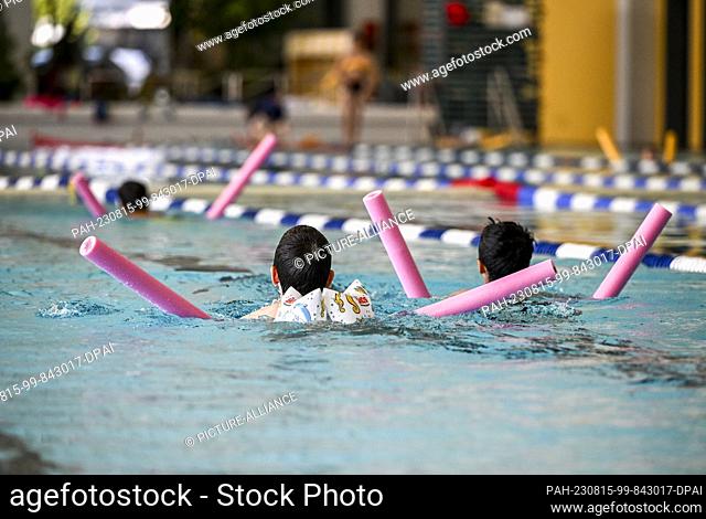 15 August 2023, Berlin: Pupils take part in an intensive swimming course offered by the Landessportbund Berlin and the Sportjugend Berlin at the Kombibad...