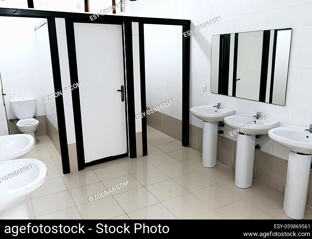 Blick in eine öffentliche Toilette