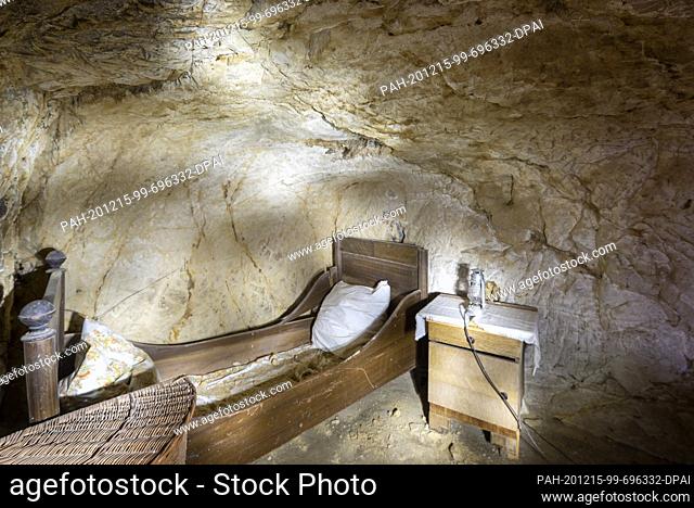 13 December 2020, Saxony-Anhalt, Langenstein: In one of the cave dwellings there is still a bed. In Langenstein in the Harz mountains