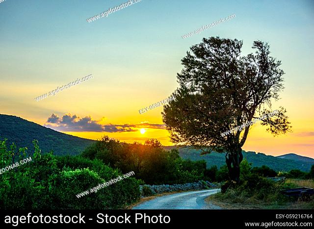 Wunderschöner Sonnenuntergang auf der Insel Dugi Otok in Kroatien im Sommer. Ein beliebter Urlaubsort am Mittelmeer. Beautiful Sunset on the Isle of Dugi Otok...