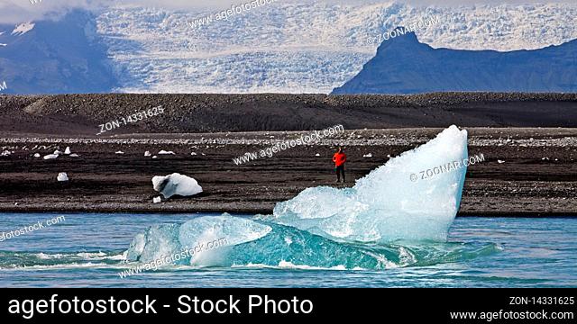 Gletschereisberg treibt im Meer, Breidarmerkursandur, beim Joeklusárlón, Suedisland, Island, Europa