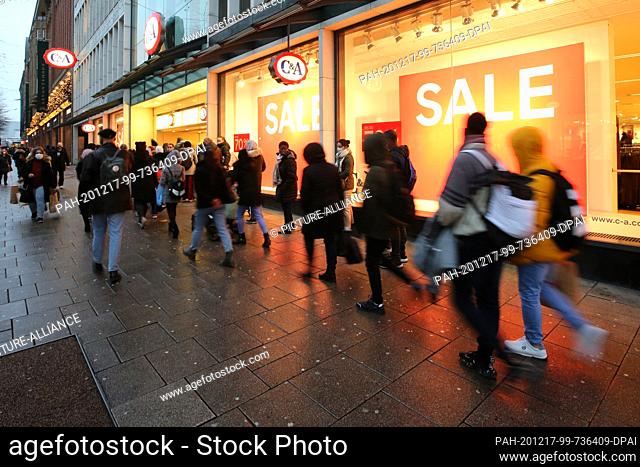 15 December 2020, Hamburg: People are out and about advertising discounted merchandise in downtown Hamburg the afternoon before the lockdown