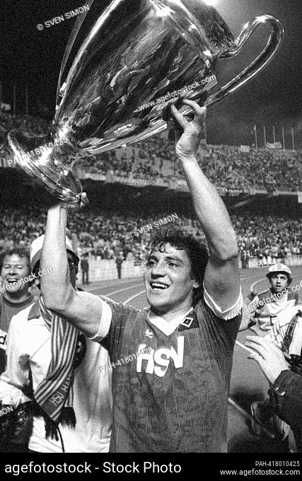 ARCHIVE PHOTO: Felix MAGATH turns 70 on July 28, 2023, Felix MAGATH (HH), cheers with the European Cup, the Trophaee (Troph?e)