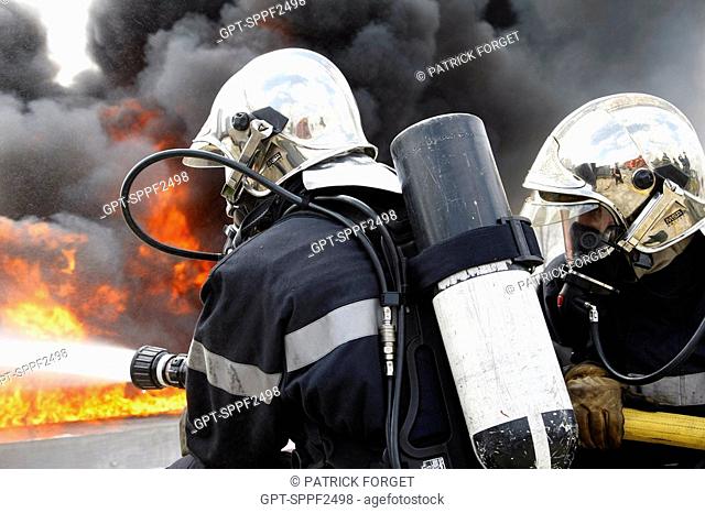 FIREFIGHTERS IN ACTION, TRAINING IN THE EXTINGUISHING OF HYDROCARBON FIRES, DEPARTMENTAL FIREFIGHTERS SCHOOL OF THE SDIS61, ALENCON, ORNE 61, FRANCE