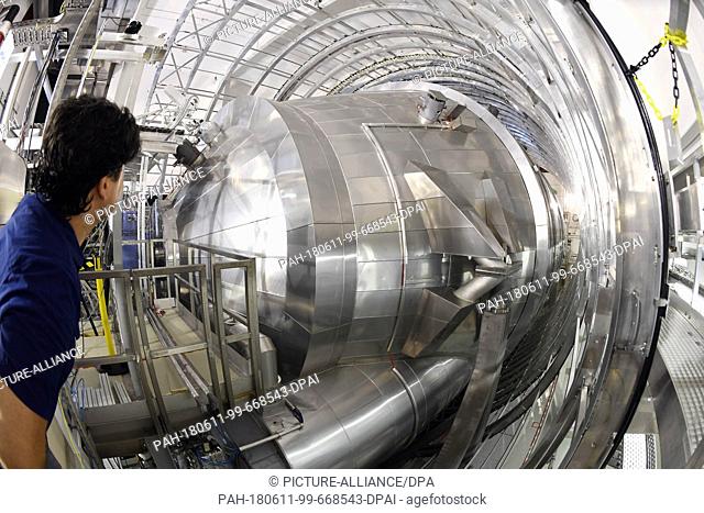11 June 2018, Eggenstein-Leopoldshafen, Germany: Philipp Ranitzsch, research associate of the Karlsruhe Tritium Neutrino Experiment (KATRIN) at the Karlsruhe...