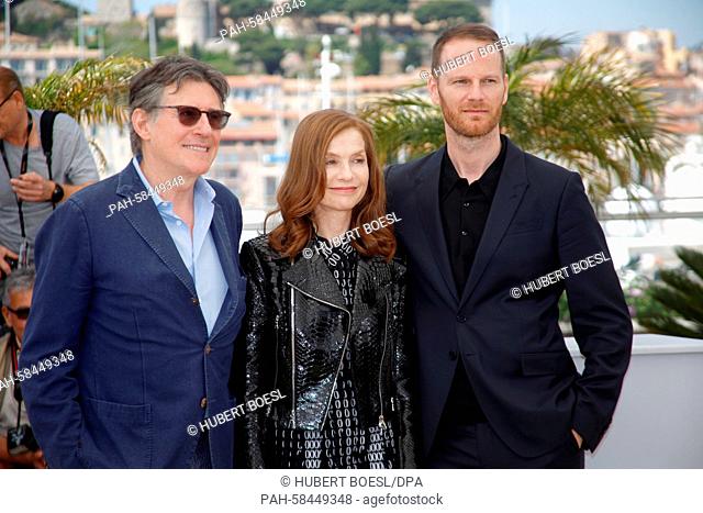 (L-R) Irish actor Gabriel Byrne, French actress Isabelle Huppert and Norwegian director Joachim Trier pose during the photo call for 'Louder Than Bombs' at the...