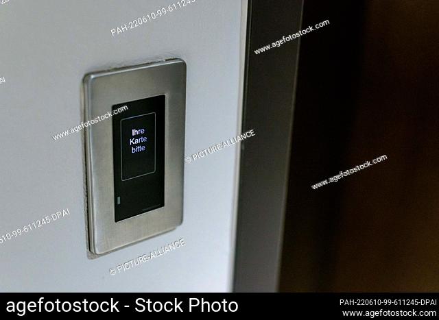 08 June 2022, Baden-Wuerttemberg, Donaueschingen: A reader for electronic key cards is mounted on the wall next to the entrance to a hotel room at the...