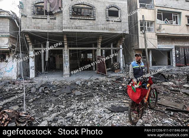 06 December 2023, Palestinian Territories, Khan Younis: A Palestinian man inspects the destruction following an Israeli air strike on Al-Amal neighbourhood in...