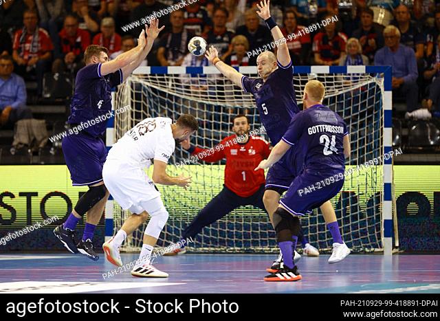 29 September 2021, Schleswig-Holstein, Flensburg: Handball: Champions League, SG Flensburg-Handewitt - Paris St. Germain, Group Stage, Group B, Matchday 3