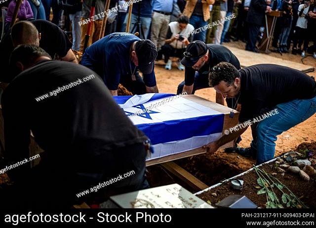 17 December 2023, Israel, Shefayim: Relatives and friends burry the coffin of Alon Lulu Shamriz, one of the 3 Israeli hostages who were mistakenly killed by...