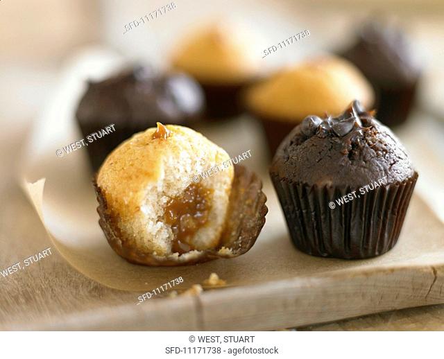 Assorted mini muffins (caramel and chocolate)