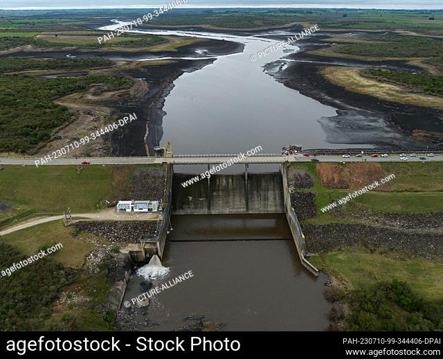 09 July 2023, Uruguay, Paso Severino: The Santa Lucía River at the Paso Severino Dam carries little water. The reservoir at the Paso Severino dam supplies...