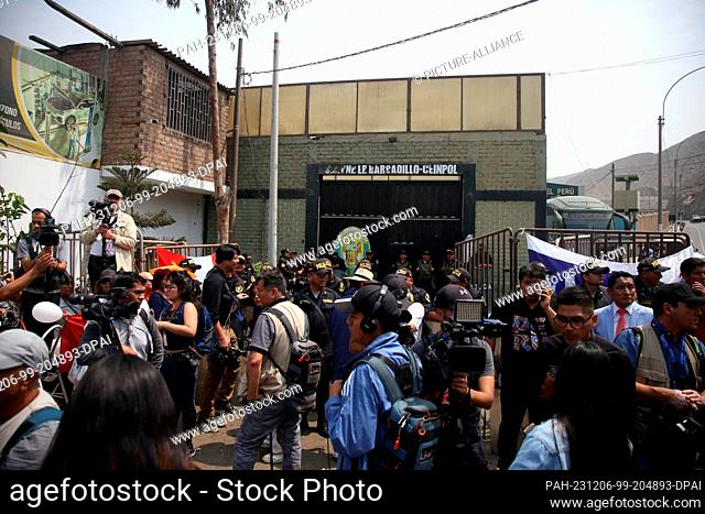 06 December 2023, Peru, Lima: Journalists and reporters wait outside the Barbadillo prison for the release of Peruvian President Fujimori