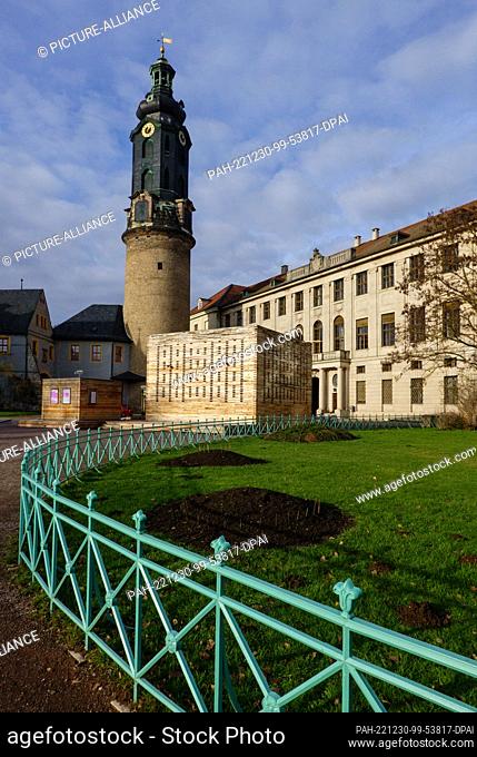 24 December 2022, Thuringia, Weimar: The city palace with the Bastille and the palace tower can be seen behind the green metal fence