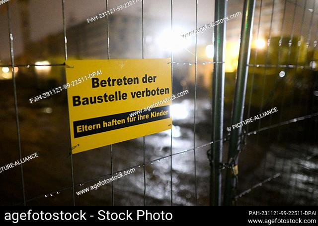 21 November 2023, Lower Saxony, Hanover: A ""No trespassing"" sign hangs at a construction site for apartment buildings in the water town of Limmer