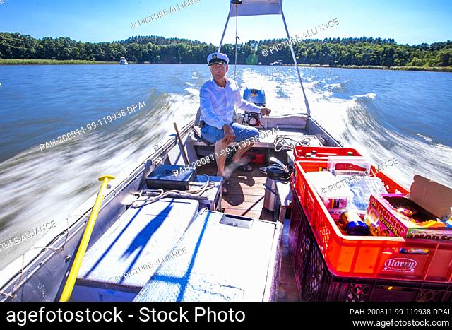 06 August 2020, Mecklenburg-Western Pomerania, Diemitz: Jens Winkelmann is on the move with his water kiosk on the Vilzsee in front of the Diemitz lock and...