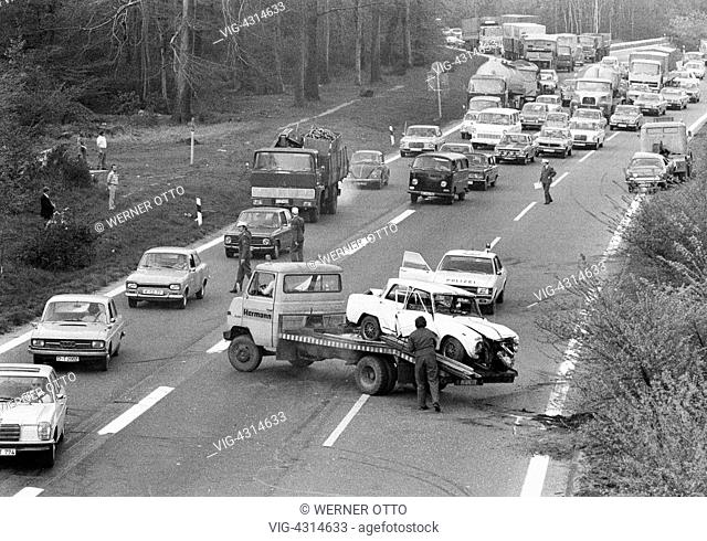 DEUTSCHLAND, OBERHAUSEN, STERKRADE, 12.04.1975, Seventies, black and white photo, traffic, car crash on the motorway A2, highway junction Oberhausen
