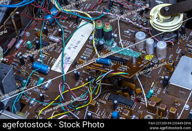 PRODUCTION - 28 November 2023, Mecklenburg-Western Pomerania, Schwerin: A circuit board with electronic components in a music system from the GDR company RFT is...