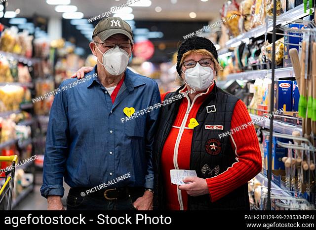 29 January 2021, Bavaria, Volkach: The two friends Heinz and Lucia take part in the ""Single-Shopping"" in a supermarket in Volkach