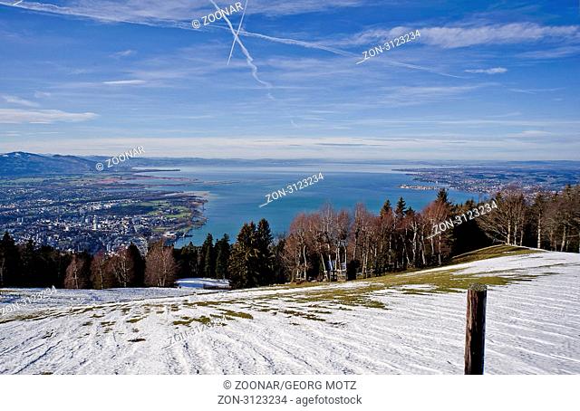 Panoramblick vom Pfänder über Bregenz auf den Bodensee im Januar 2012. Links ist Bregenz, rechts Lindau mit Insel. In der Mitte die Lindauaer Bucht mit dem...