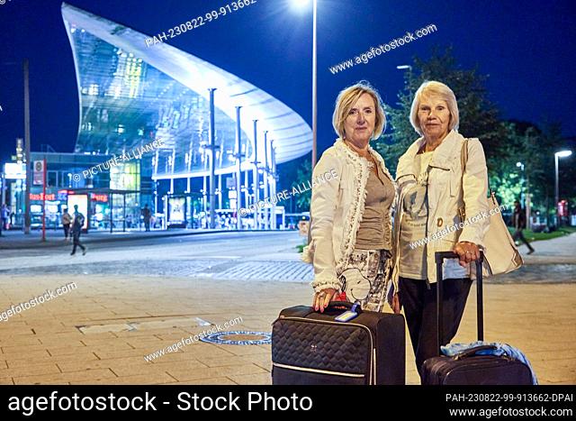 PRODUCTION - 18 August 2023, Hamburg: Two pensioners from Glinde near Hamburg wait in front of the ZOB to be picked up. Most people at Hamburg's main train...