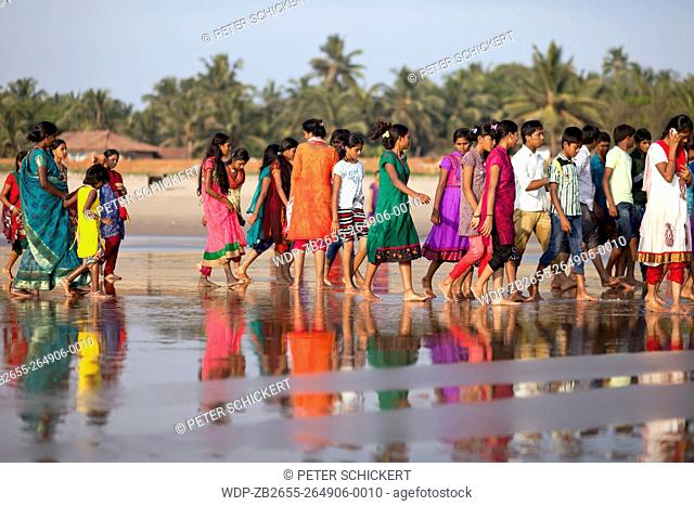 Mädchen in bunten Saris am Stadtstrand von Gokarna, Karnataka, Indien, Asien | girls in colourful Saris on the City Beach at Gokarna, Karnataka, India, Asia