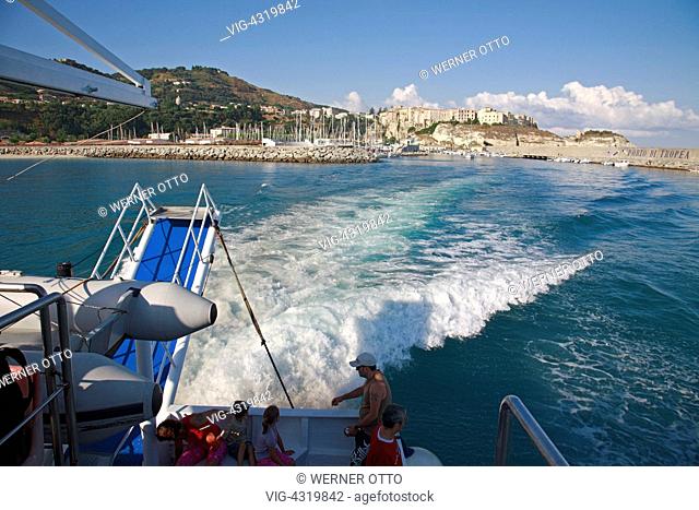 Italien, Kalabrien, I-Tropea, Provinz Vibo Valentia, Ausflugsschiff verlaesst den Bootshafen von Tropea, Panoramablick von der See aus zur Altstadt und zur...