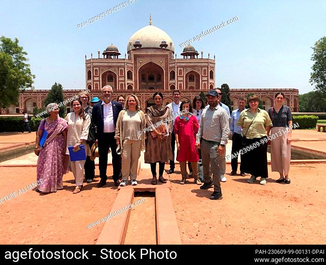 09 June 2023, India, Neu Delhi: Development Minister Svenja Schulze (SPD, 6th from left) visits the Safdarjung Mausoleum in the Indian capital New Delhi with a...