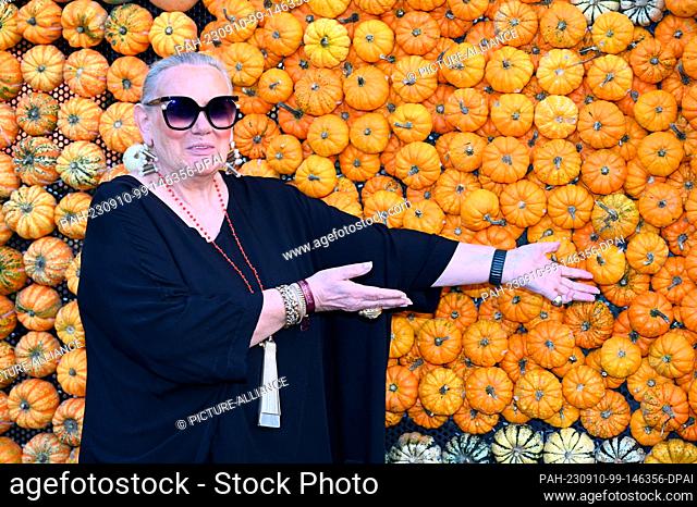 09 September 2023, North Rhine-Westphalia, Hürth: Clairvoyant and fortune teller Lilo von Kiesenwetter comes to the big pumpkin festival at Gertrudenhof