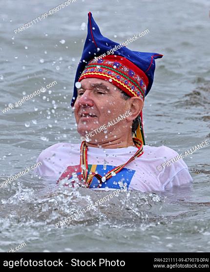11 November 2022, Mecklenburg-Western Pomerania, Warnemünde: Costumed, the members of the ice bath club ""Rostocker Seehunde"" go for the carnival kick-off at...