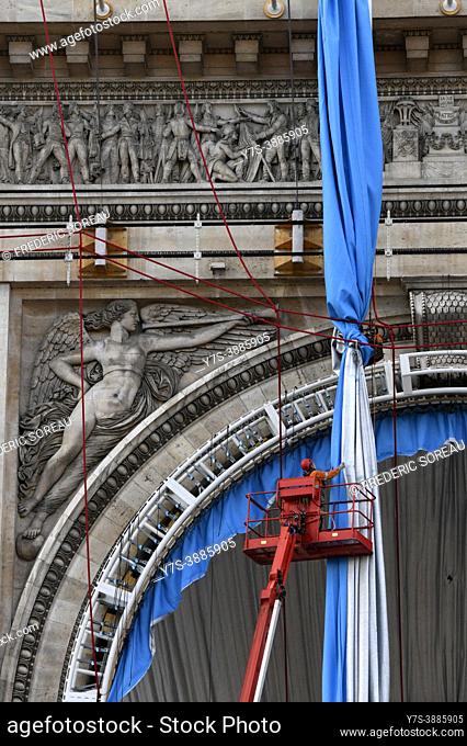 Arc de Triomphe wrapped by Christo disassembly , october 4 2021, Paris, France, Europe