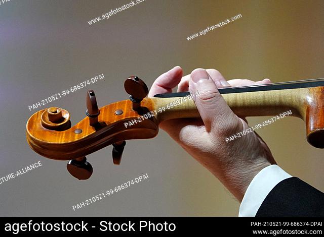 20 May 2021, Hamburg: A musician of the Symphony Orchestra Hamburg rehearses the Beethoven Symphony No. 3 during a dress rehearsal in the Great Hall at the...