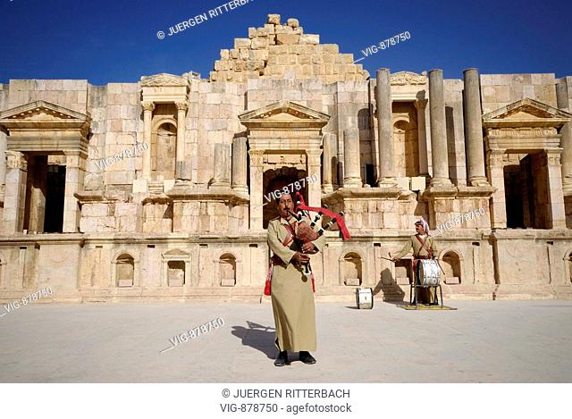 traditional musician with bagpipe in South theater in Ruins of Jerash, Roman Decapolis city, dating from 39 to 76 AD, Jordan, Arabia - JERASH, JORDANIEN
