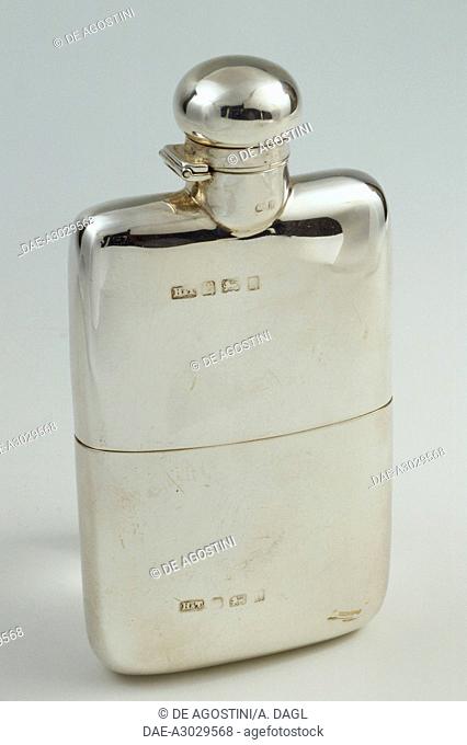 Silver whiskey flask, Birmingham 1903, Hilliard and Thomason silversmith. England, 20th century.  Private Collection