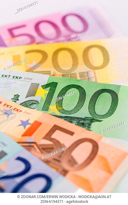 Viele verschiedene Euro Geldscheine. Symbolfoto für Reichtum und Geldanlage