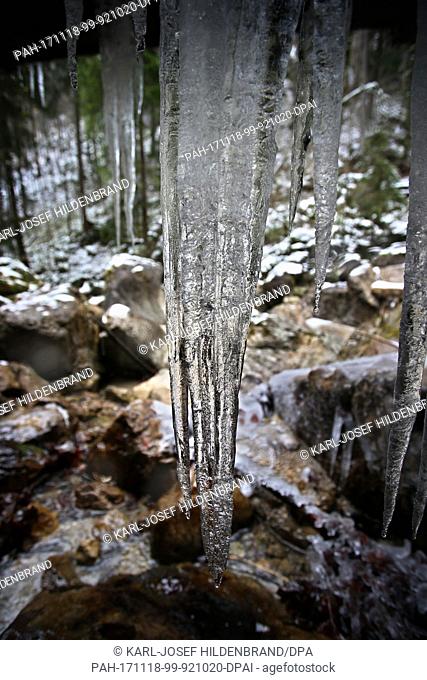 A frosty mountain stream can be seen in the Bavarian countryside near Fuessen, Germany, 18 November 2017. Photo: Karl-Josef Hildenbrand/dpa