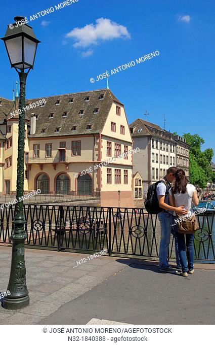 Strasbourg, Couple at Pont Corbeau , UNESCO world heritage site, Alsace, Bas Rhin, France, Europe