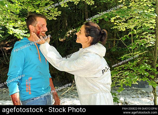 21 August 2020, Bavaria, Berchtesgaden: The stuntman Florian Greger (l, paraglider Mike Bischoff) and Genoveva Mayer (forensic scientist Sonja Bitterling)...