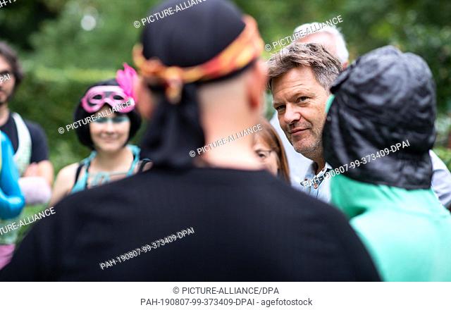 07 August 2019, Brandenburg, Rathenow: Robert Habeck (2nd from right), federal chairman of Bündnis 90/Die Grünen, visits the group ""Stinknormale Superhelden""...
