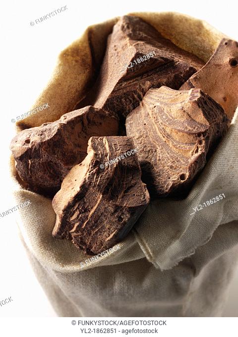 Raw cacao liquor pieces