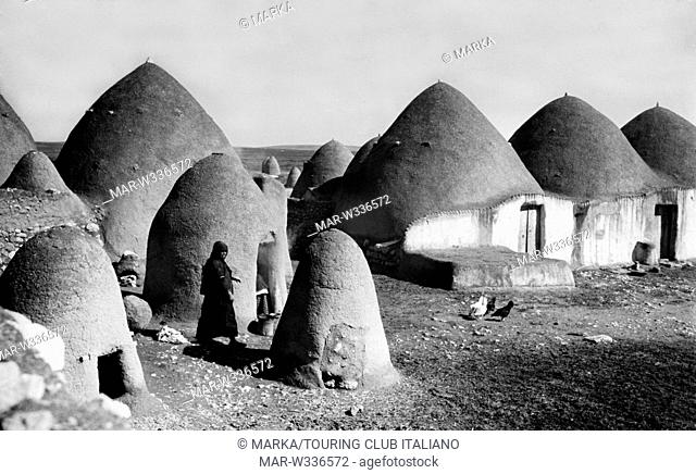 siria, tel bisseh, edifici conici adibiti a cantine o granai, 1950 // Syria, tel bisseh, conical buildings used as cellars or granaries, 1950