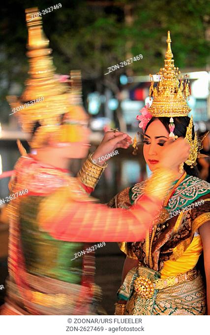 Traditionelle Taenzerinnen tanzen in einem Park in Chiang Mai im Norden von Thailand