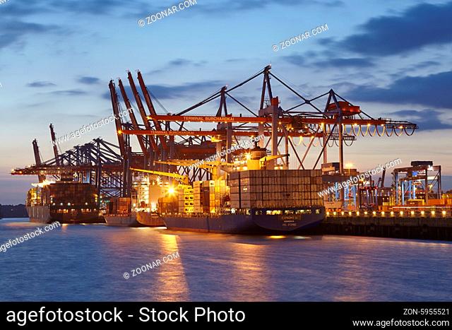 Containerschiff Evridiki G und UMM Salal am Containerterminal Burchardkai im Tiefwasserhafen Hamburg-Waltershof aufgenommen am Abend des 15. Mai 2014