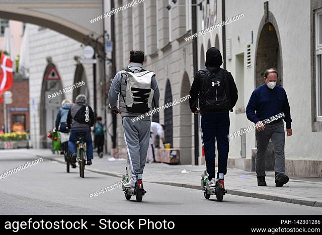 Topic picture: E-scooters, e-scooters, electric scooters, scooters and cyclists and pedestrians on the streets in the city center in Muenchen