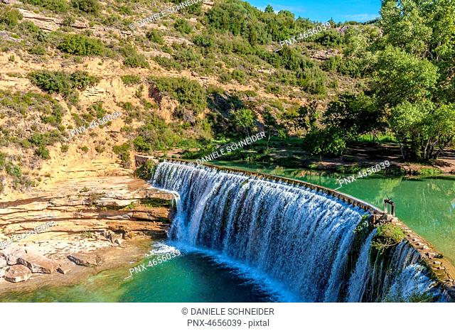 Spain, autonomous community of Aragon, Sierra y Ca¤ones de Guara natural park, waterfall and small hydroelecrtic dam on the Alcanadre river at Bierge