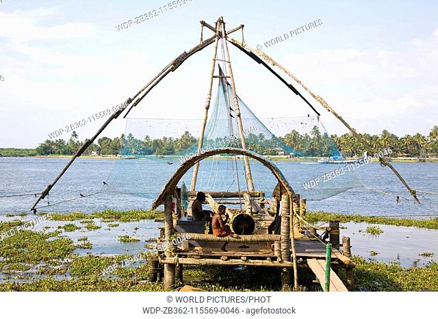Chinese fishing nets, and fishermen, Fort Cochin, Cochin, Kerala, India Date: 15/05/2008 Ref: ZB362-115569-0046 COMPULSORY CREDIT: World Pictures/Photoshot