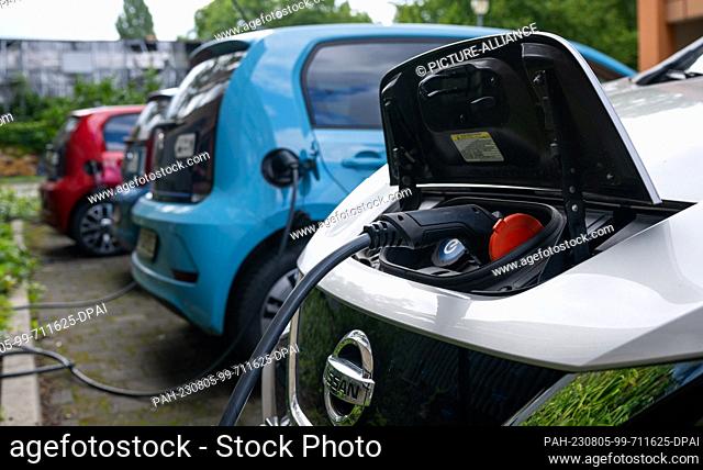 PRODUCTION - 04 August 2023, Brandenburg, Potsdam: A Nissan e-car is charged at a charging station in front of the headquarters of Kommunaler Immobilien...