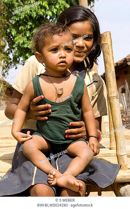 Indian girl with baby, India, Madhya Pradesh, Tala/Bandhavgarh NP, Mai 05